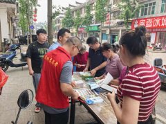 <b><b>平易近围拢过来提出疑问</b></b>